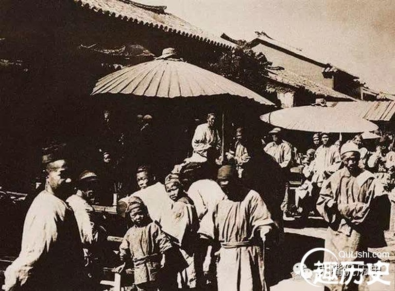 Cảnh họp chợ ở thành phố Côn Minh, Vân Nam năm 1899.